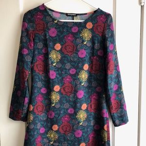 Floral patterned mid length dress with 3/4 sleeves